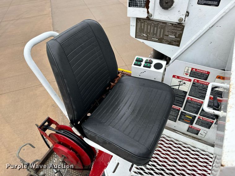 image for item EH7020 2010 International 7500 digger derrick truck