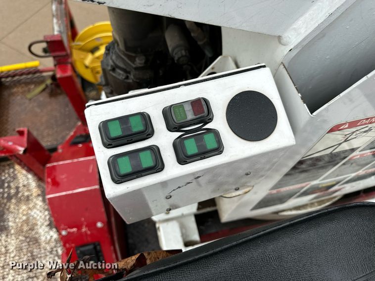 image for item EH7020 2010 International 7500 digger derrick truck