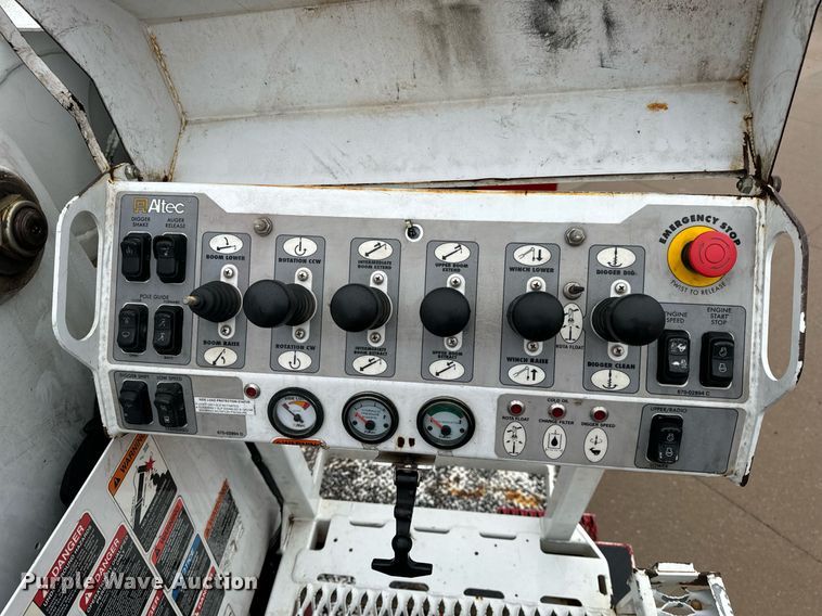 image for item EH7020 2010 International 7500 digger derrick truck