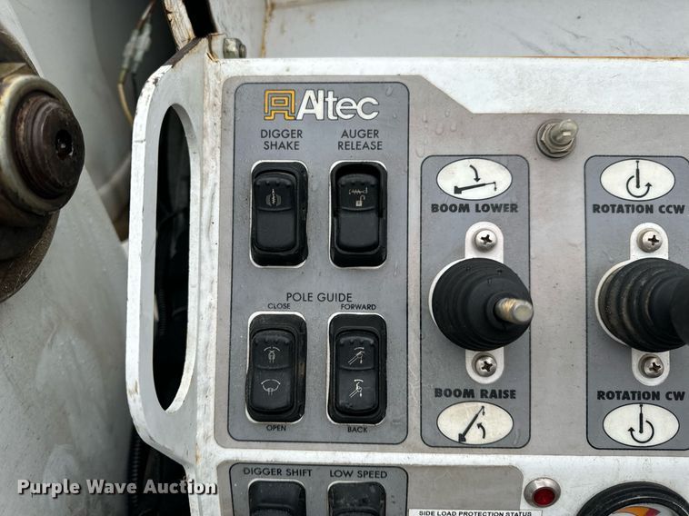 image for item EH7020 2010 International 7500 digger derrick truck