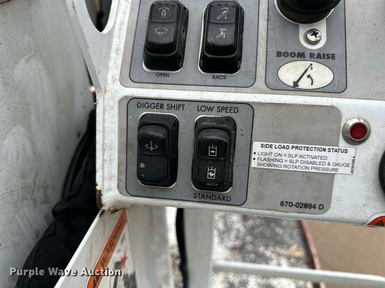 image for item EH7020 2010 International 7500 digger derrick truck