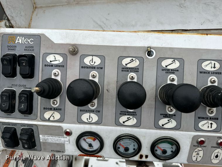 image for item EH7020 2010 International 7500 digger derrick truck