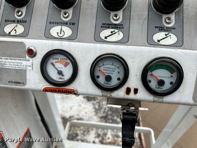 image for item EH7020 2010 International 7500 digger derrick truck