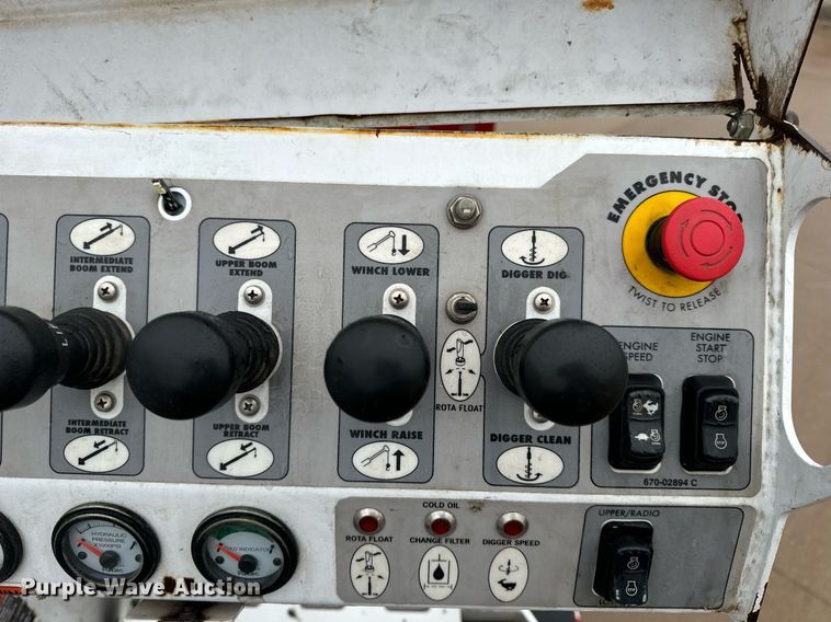 image for item EH7020 2010 International 7500 digger derrick truck