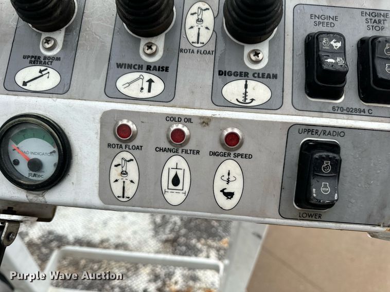 image for item EH7020 2010 International 7500 digger derrick truck