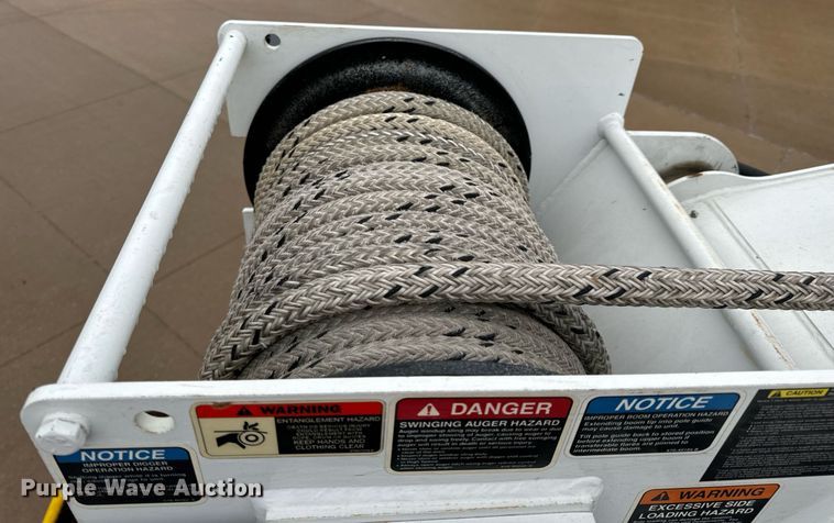 image for item EH7020 2010 International 7500 digger derrick truck