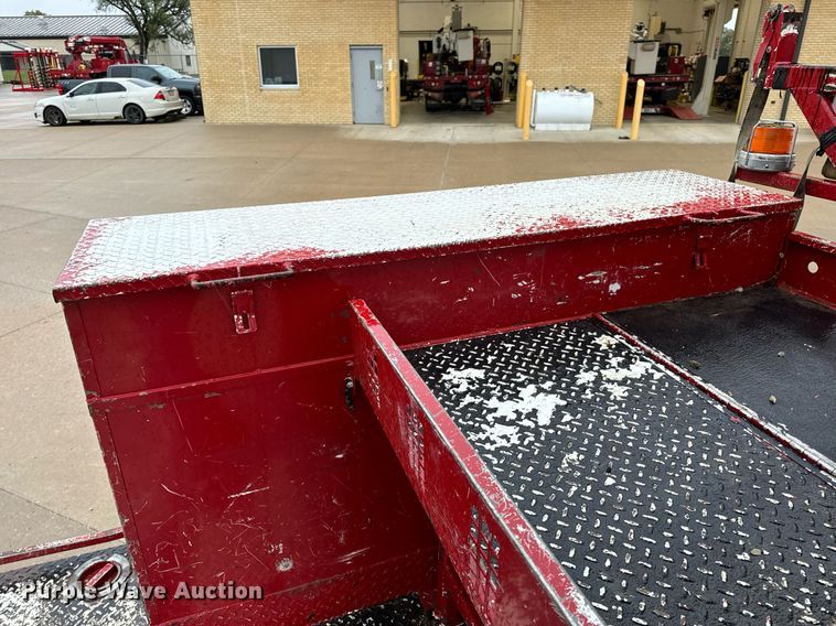 image for item EH7020 2010 International 7500 digger derrick truck