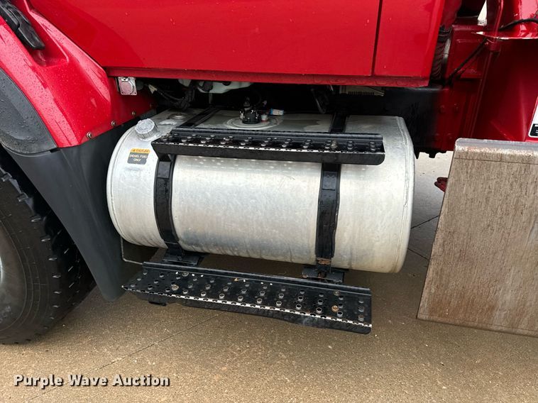 image for item EH7020 2010 International 7500 digger derrick truck