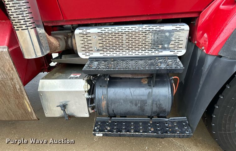 image for item EH7020 2010 International 7500 digger derrick truck