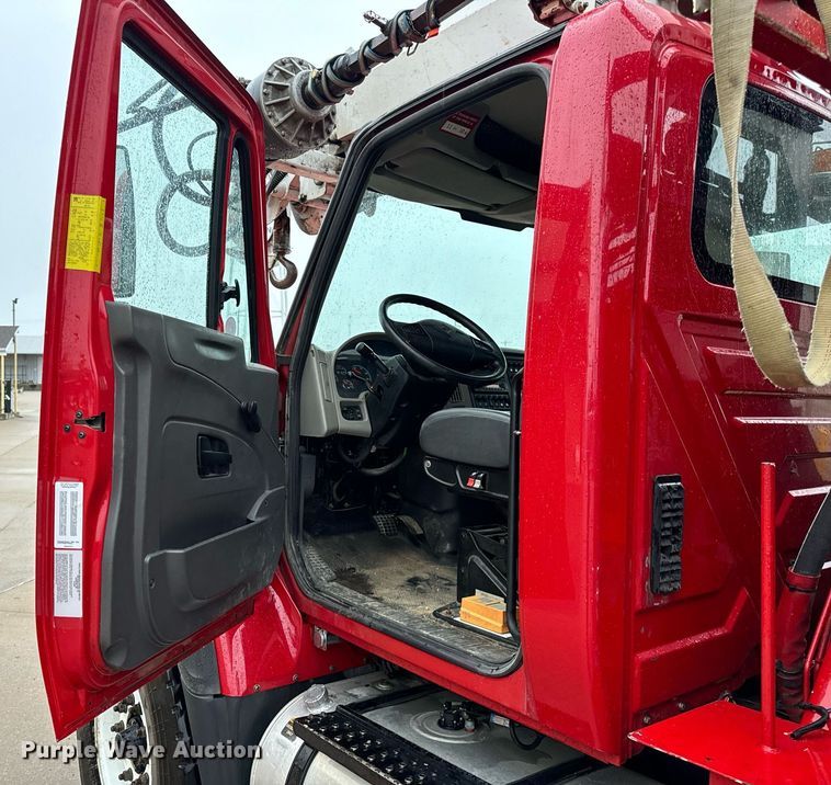 image for item EH7020 2010 International 7500 digger derrick truck