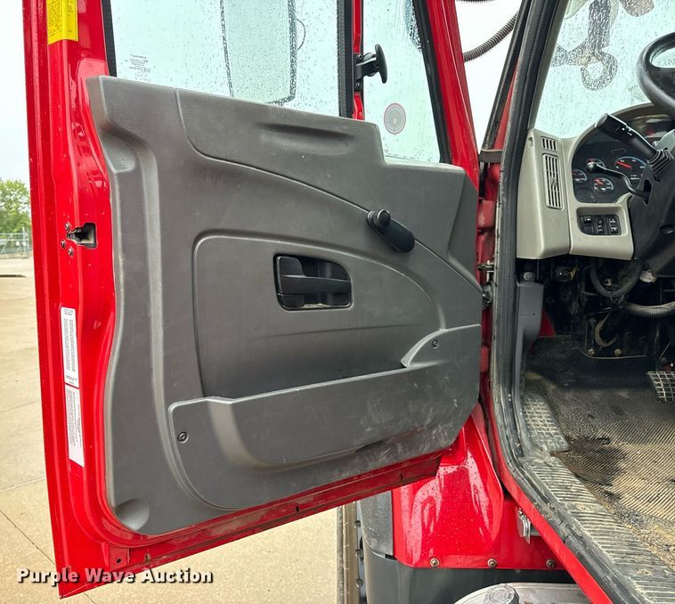 image for item EH7020 2010 International 7500 digger derrick truck