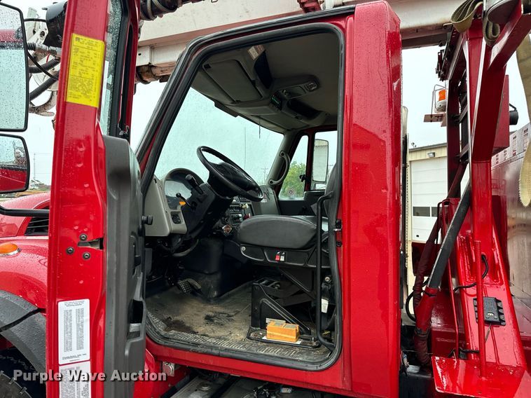 image for item EH7020 2010 International 7500 digger derrick truck