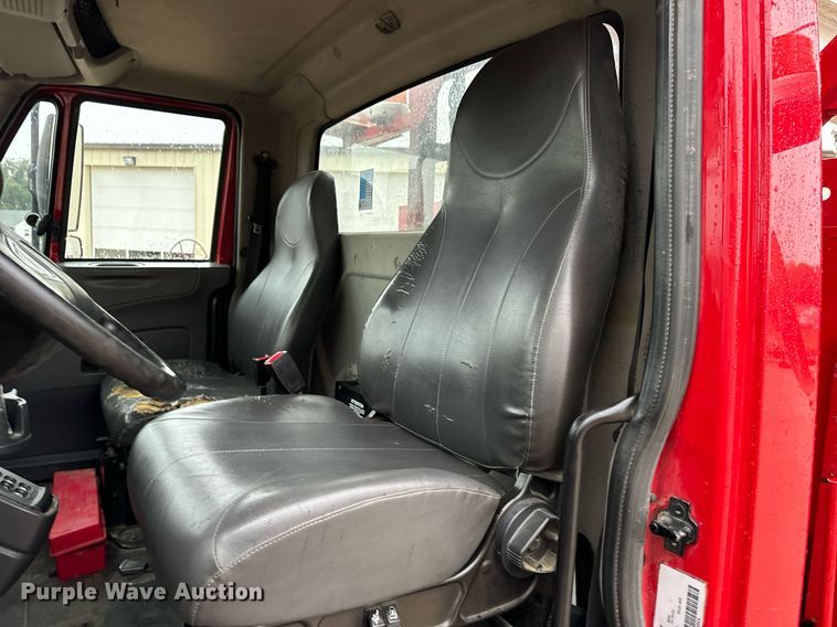 image for item EH7020 2010 International 7500 digger derrick truck