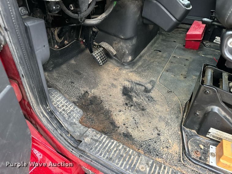 image for item EH7020 2010 International 7500 digger derrick truck