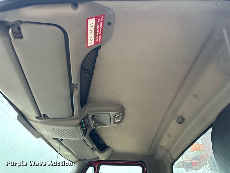 image for item EH7020 2010 International 7500 digger derrick truck