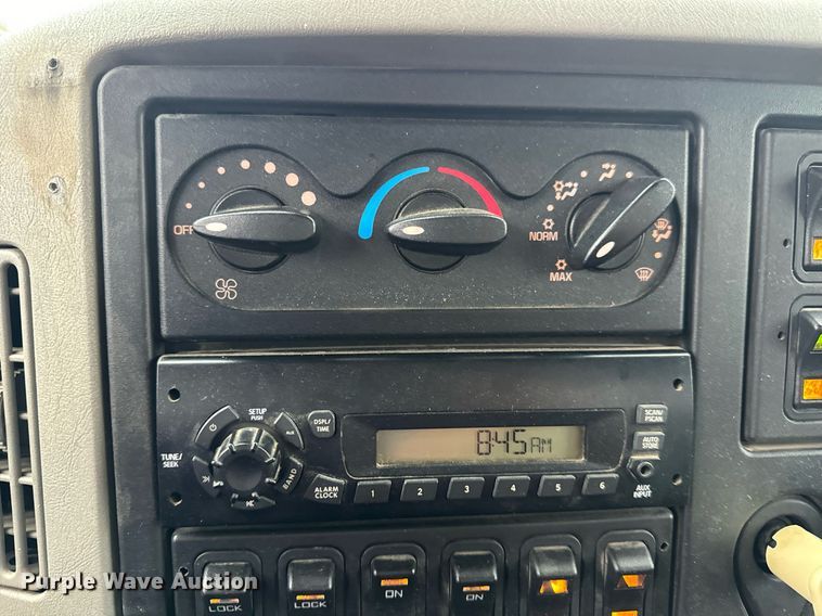 image for item EH7020 2010 International 7500 digger derrick truck