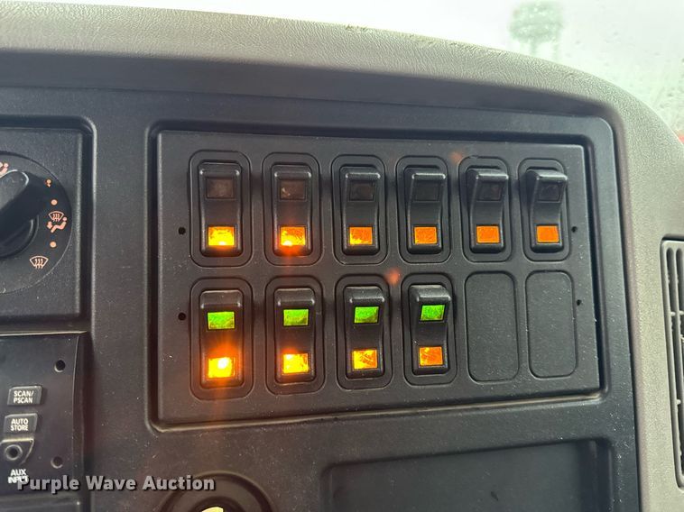 image for item EH7020 2010 International 7500 digger derrick truck