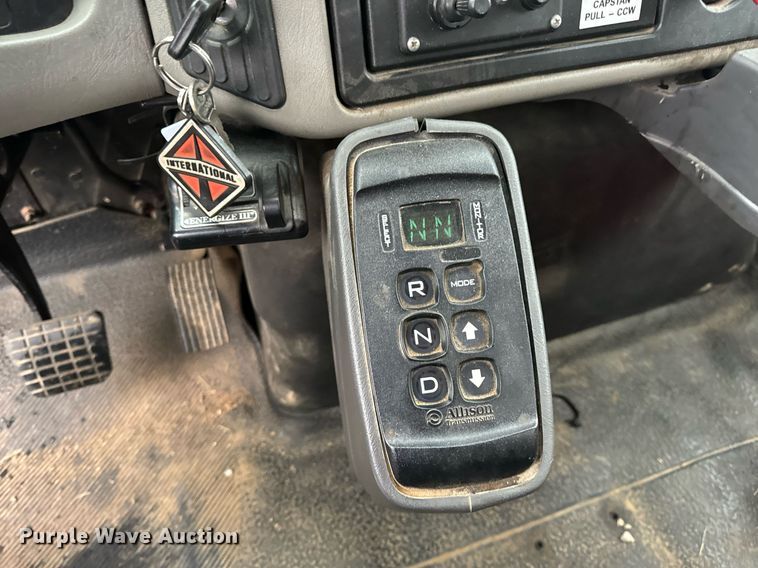 image for item EH7020 2010 International 7500 digger derrick truck