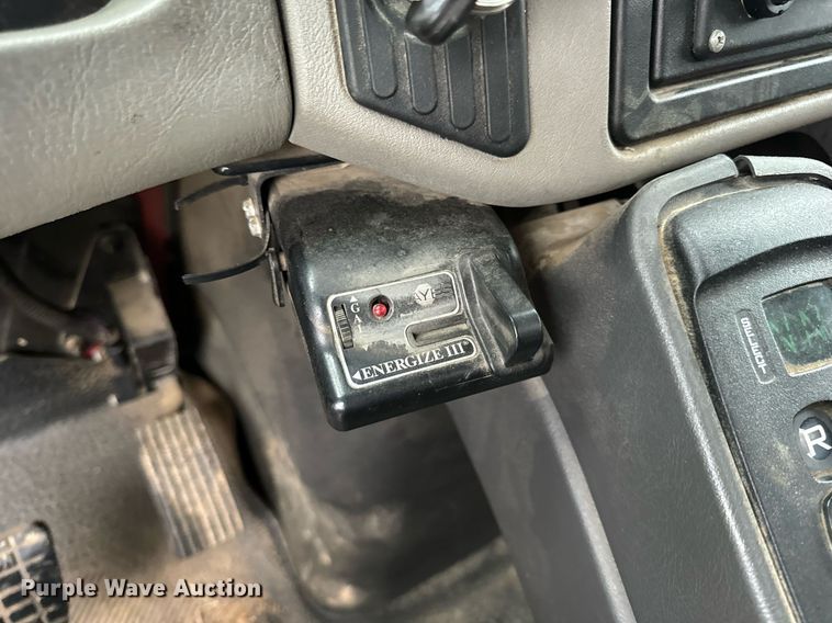 image for item EH7020 2010 International 7500 digger derrick truck