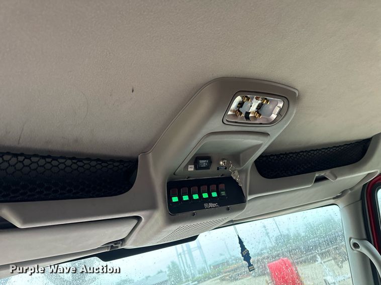 image for item EH7020 2010 International 7500 digger derrick truck