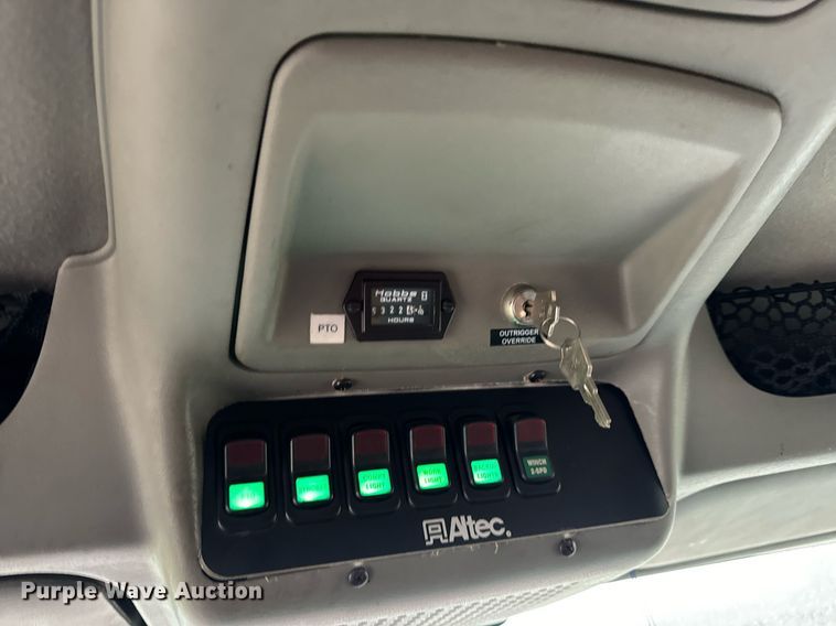 image for item EH7020 2010 International 7500 digger derrick truck