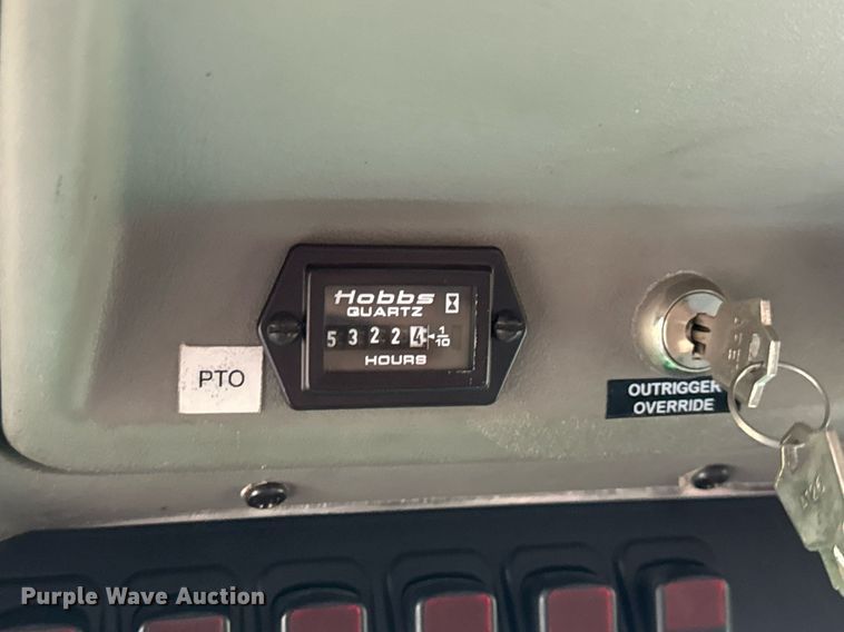 image for item EH7020 2010 International 7500 digger derrick truck