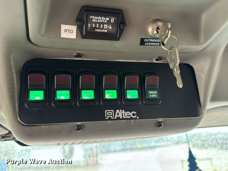 image for item EH7020 2010 International 7500 digger derrick truck