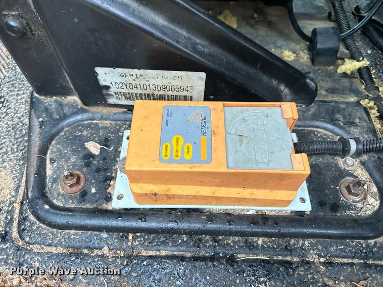 image for item EH7020 2010 International 7500 digger derrick truck