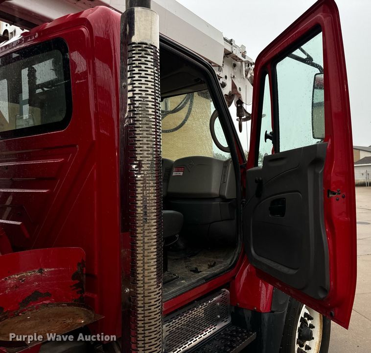 image for item EH7020 2010 International 7500 digger derrick truck