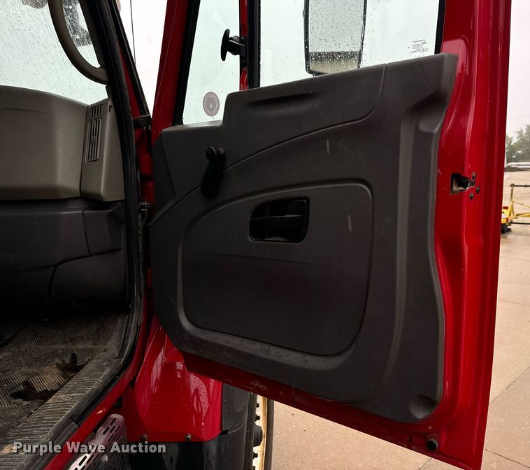 image for item EH7020 2010 International 7500 digger derrick truck