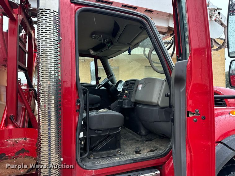 image for item EH7020 2010 International 7500 digger derrick truck