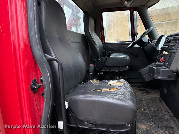 image for item EH7020 2010 International 7500 digger derrick truck