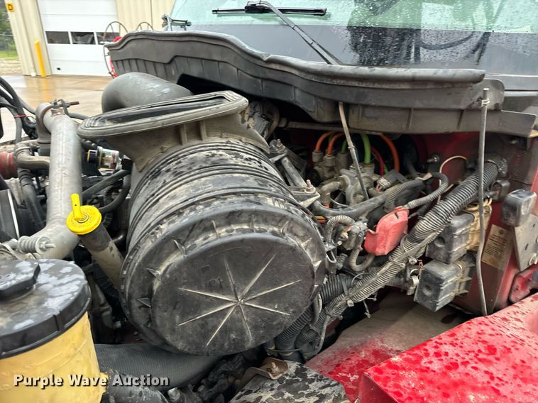 image for item EH7020 2010 International 7500 digger derrick truck