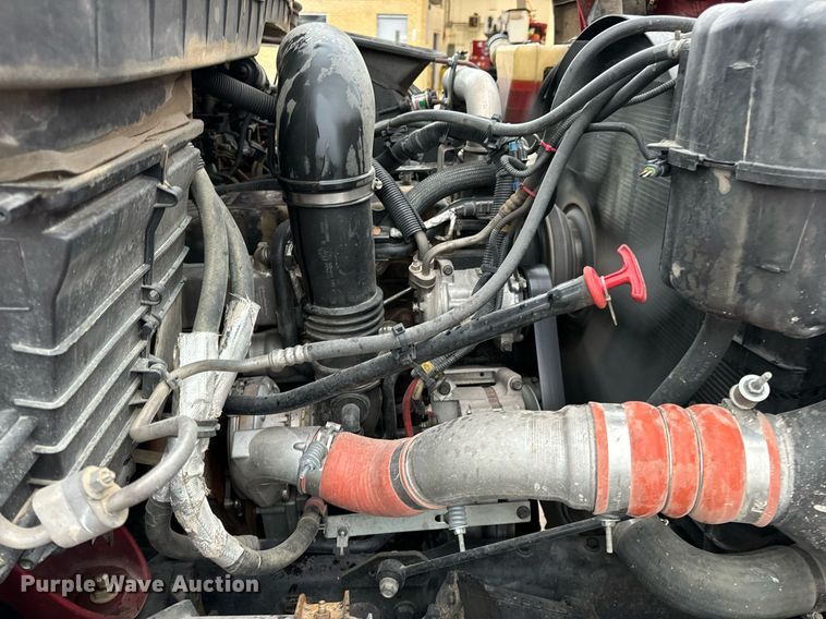 image for item EH7020 2010 International 7500 digger derrick truck