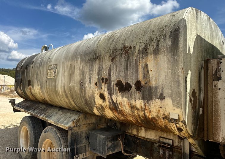 image for item EH7050 1987 Freightliner  FLC water truck