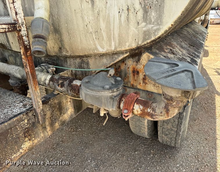 image for item EH7050 1987 Freightliner  FLC water truck