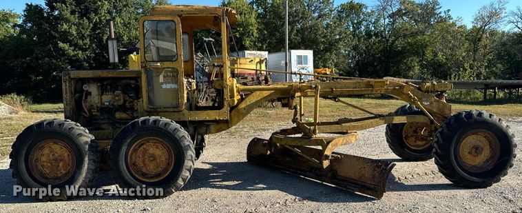 image for item EH7071 Caterpillar  rigid frame motor grader