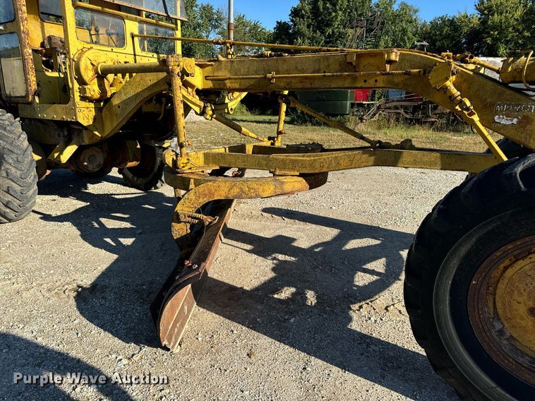 image for item EH7071 Caterpillar  rigid frame motor grader