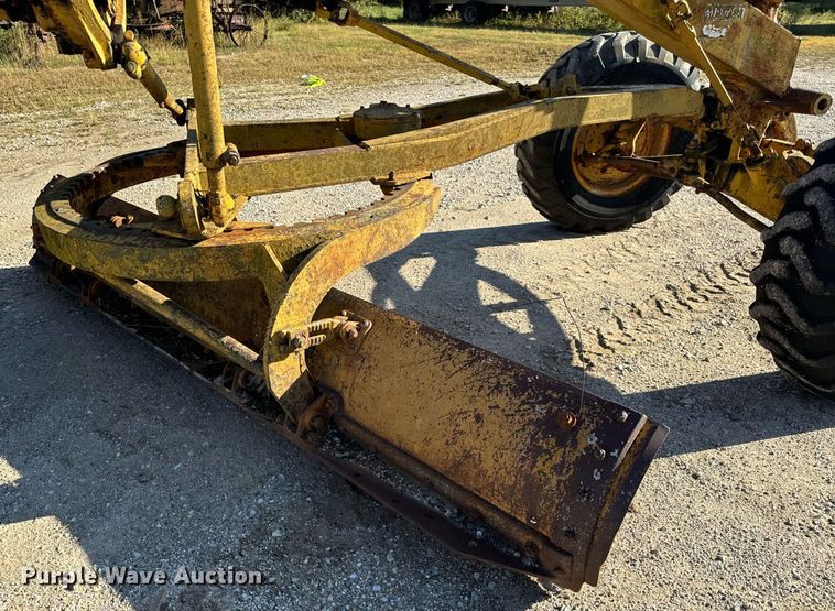 image for item EH7071 Caterpillar  rigid frame motor grader