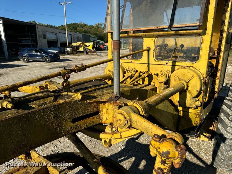 image for item EH7071 Caterpillar  rigid frame motor grader