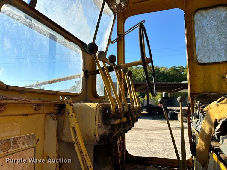 image for item EH7071 Caterpillar  rigid frame motor grader