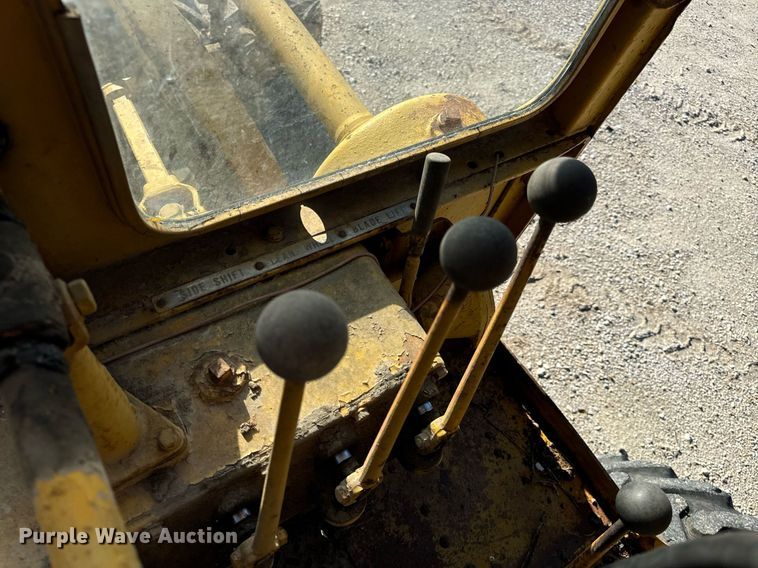 image for item EH7071 Caterpillar  rigid frame motor grader