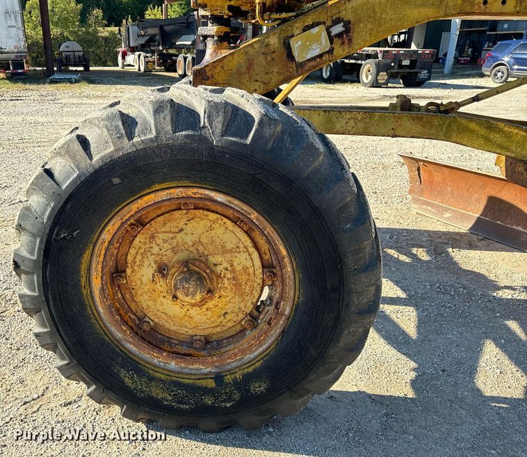 image for item EH7071 Caterpillar  rigid frame motor grader