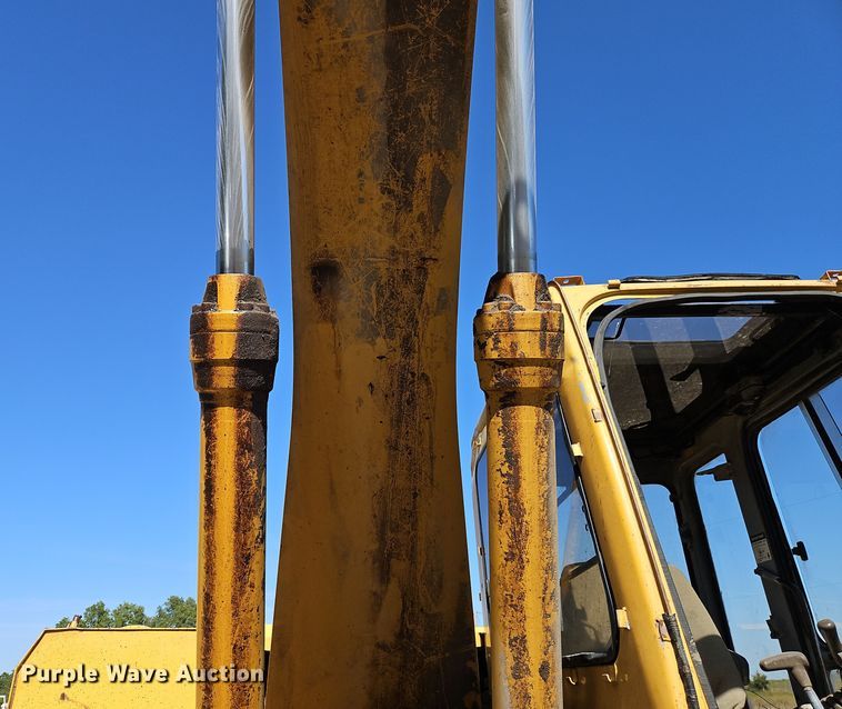 image for item EI8411 1997 John Deere 690E LC excavator