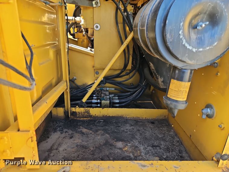 image for item EI8411 1997 John Deere 690E LC excavator