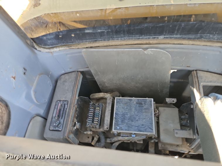 image for item EI8411 1997 John Deere 690E LC excavator