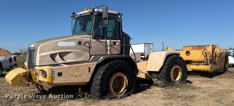 image for item EJ3069 2002 Bell 4206D tractor with scraper