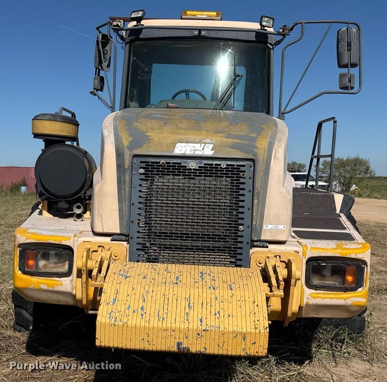 image for item EJ3069 2002 Bell 4206D tractor with scraper