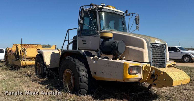 image for item EJ3069 2002 Bell 4206D tractor with scraper