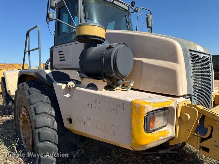 image for item EJ3069 2002 Bell 4206D tractor with scraper